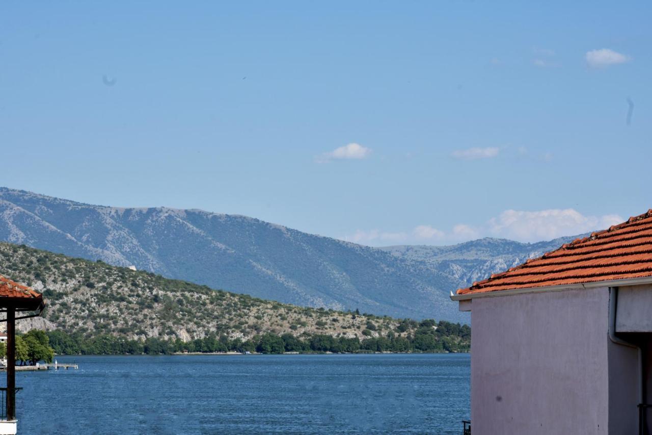 Κεντρικό Και Ευρύχωρο Οροφοδιαμέρισμα カストリア エクステリア 写真